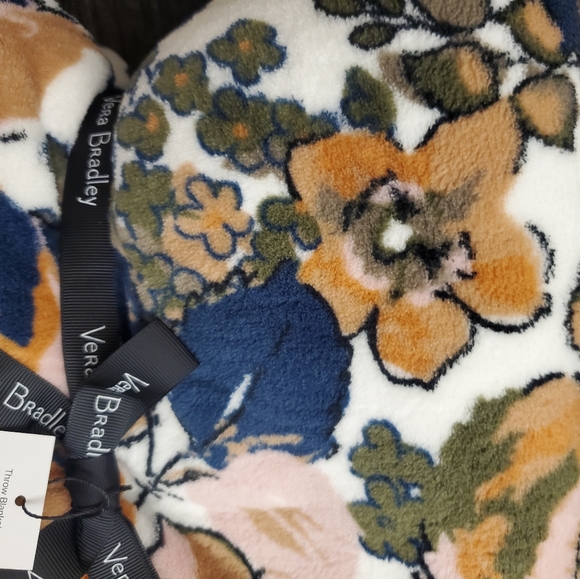 HTF Gorgeous Vera Bradley Floral Detail Throw-NWT - Picture 3 of 3